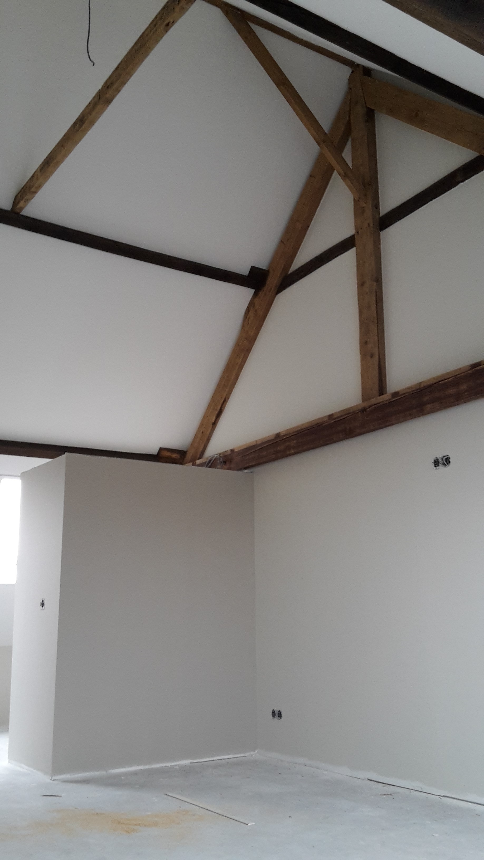 Slaapkamer met hoog plafond en mooie eiken balken (1)